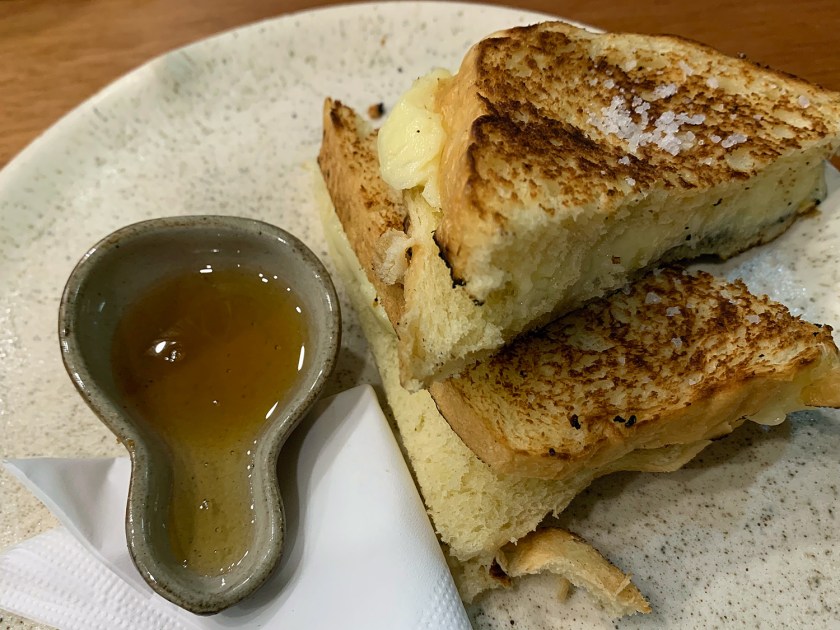 Queijo quente de brioche com requeijão de raspa e mel
