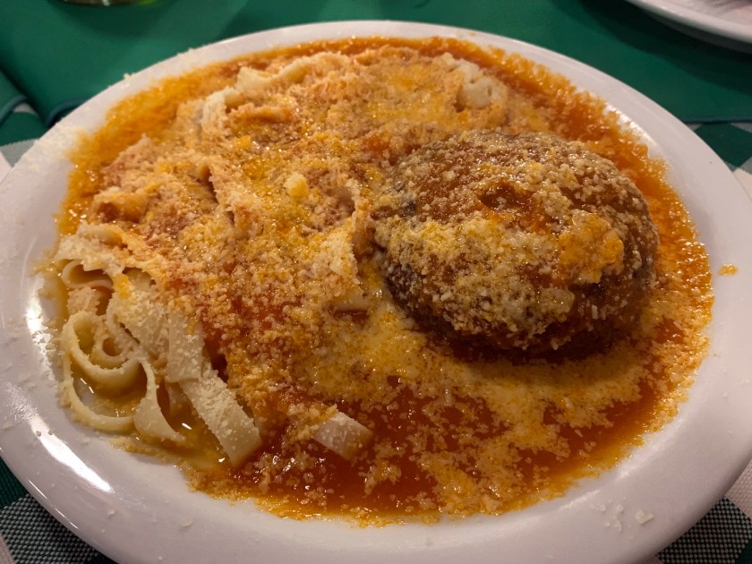 Polpettone com fettuccine al sugo