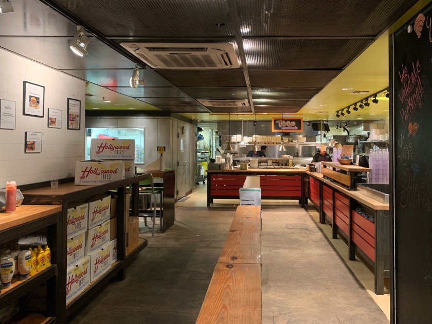 Cozinha aberta e caixa