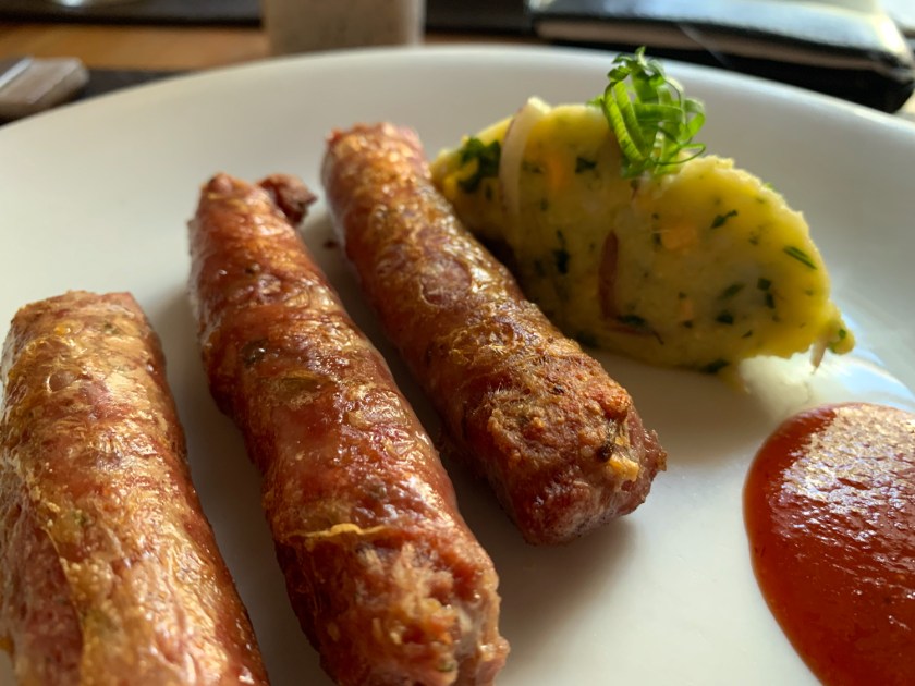 Linguiça artesanal com salada de batata