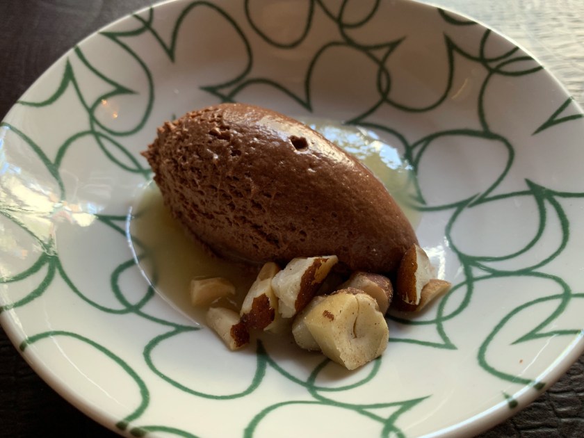 Mousse de chocolate preto com calda de cupuaçu