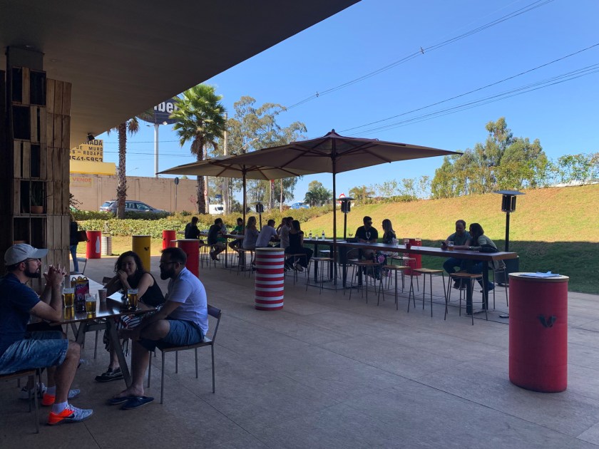 Mesas na área externa