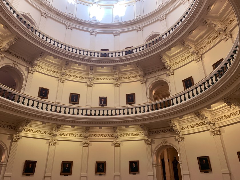 Rotunda com fotos dos governantes