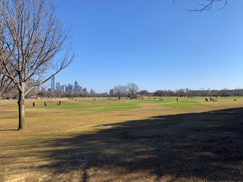 Extenso gramado do parque