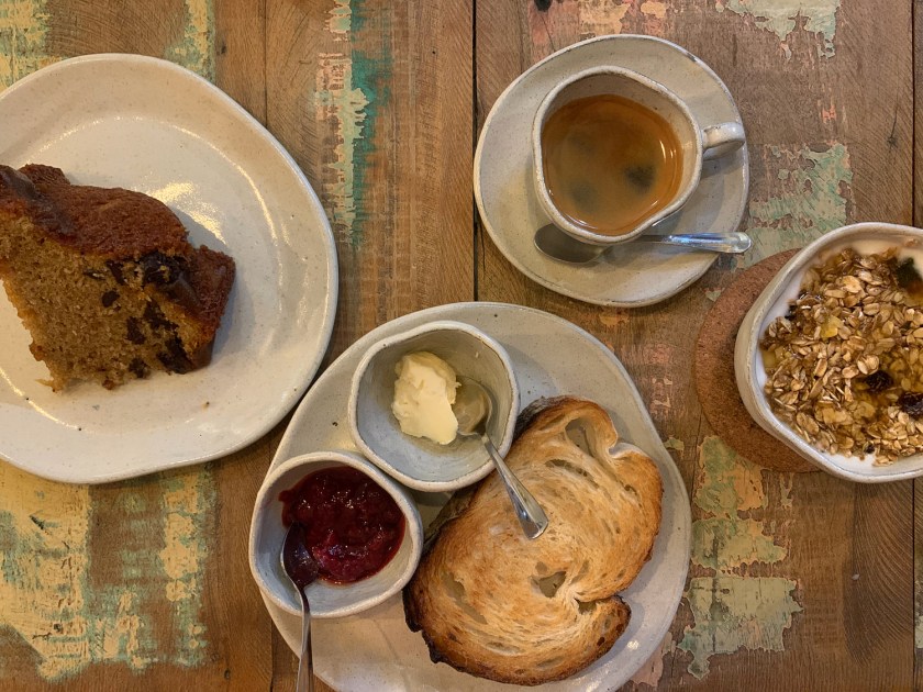 Combo com iogurte, pão, bolo e café espresso