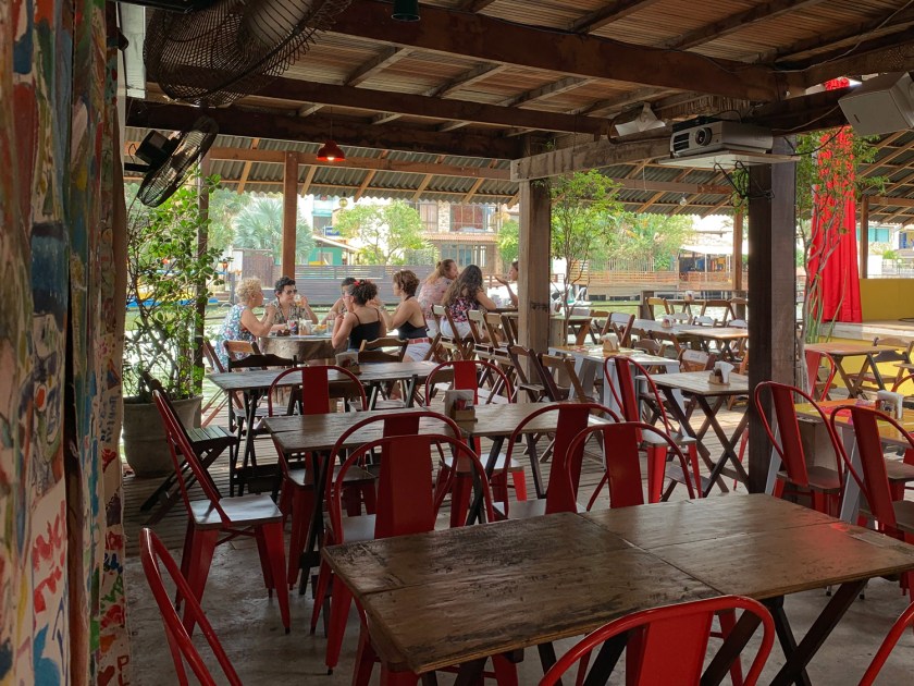 Bar com vista para as águas