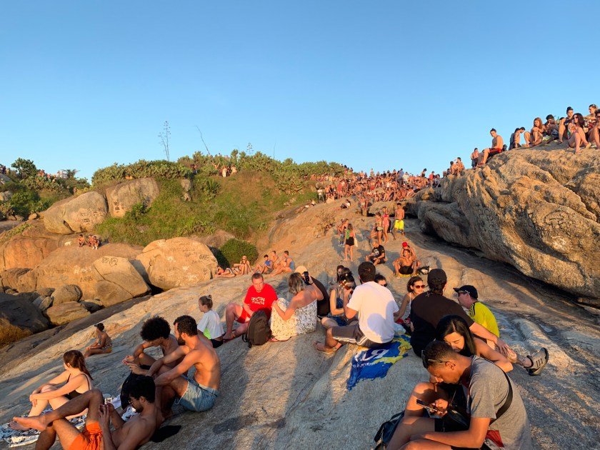 Pessoas esperando pelo pôr do sol