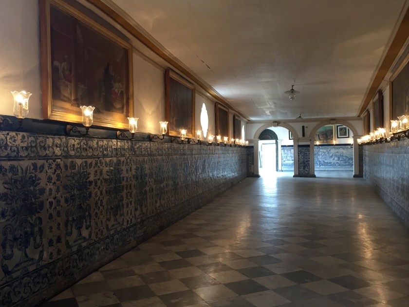 Corredor com decoração de azulejos