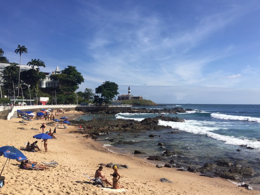 Piscinas naturais entre recifes
