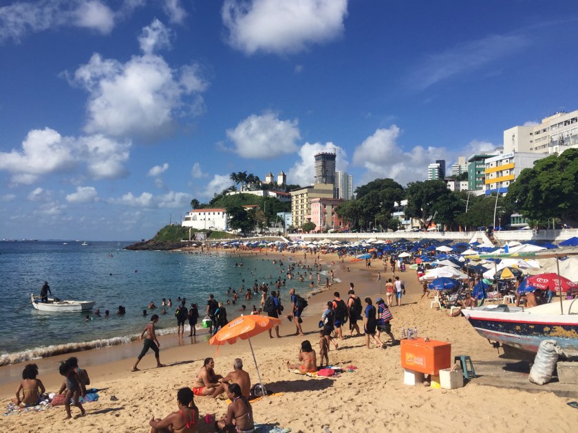 Moradores e turistas lotam a praia