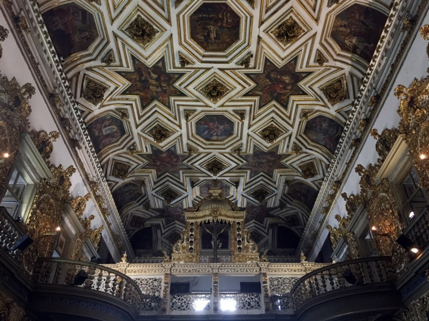 Pinturas no teto e coro