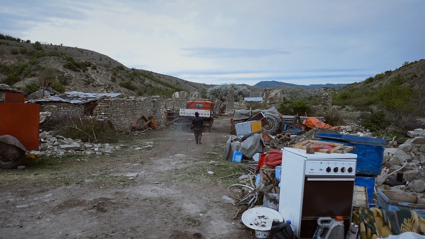 Acúmulo de entulhos na vila