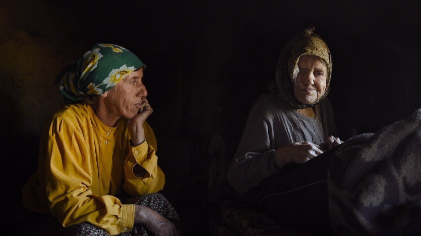 Hatidže Muratova cuida da mãe idosa