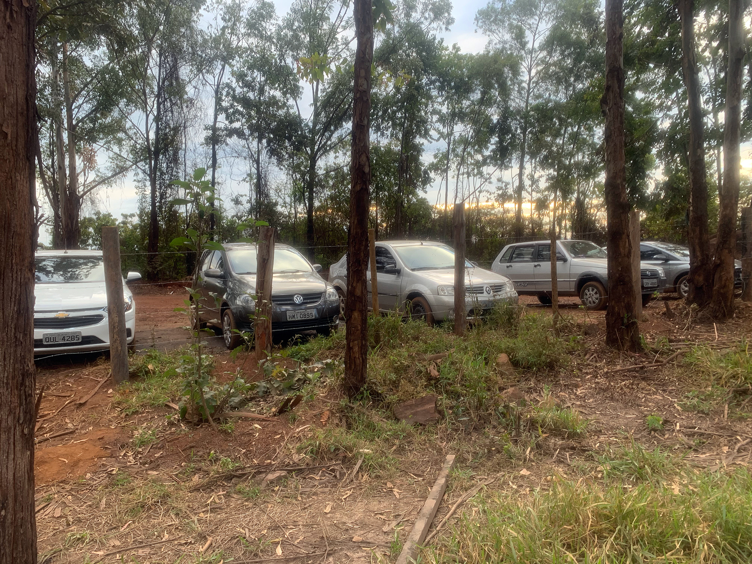 Estacionamento no começo de uma das trilhas