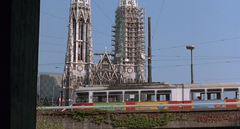 Tram passando em frente da Votivkirche