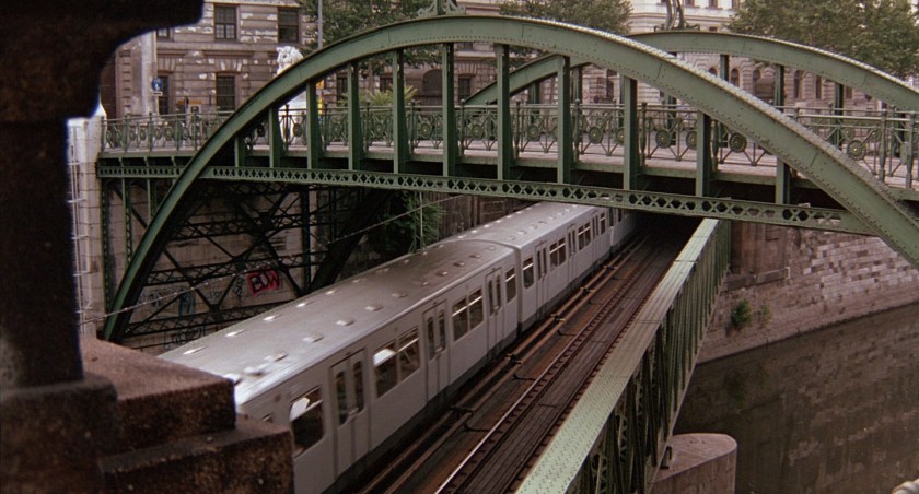 Metrô passando entre o rio e a Zollamtsbrücke