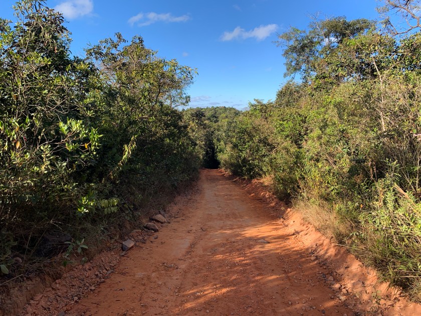 Caminho pela estrada de terra
