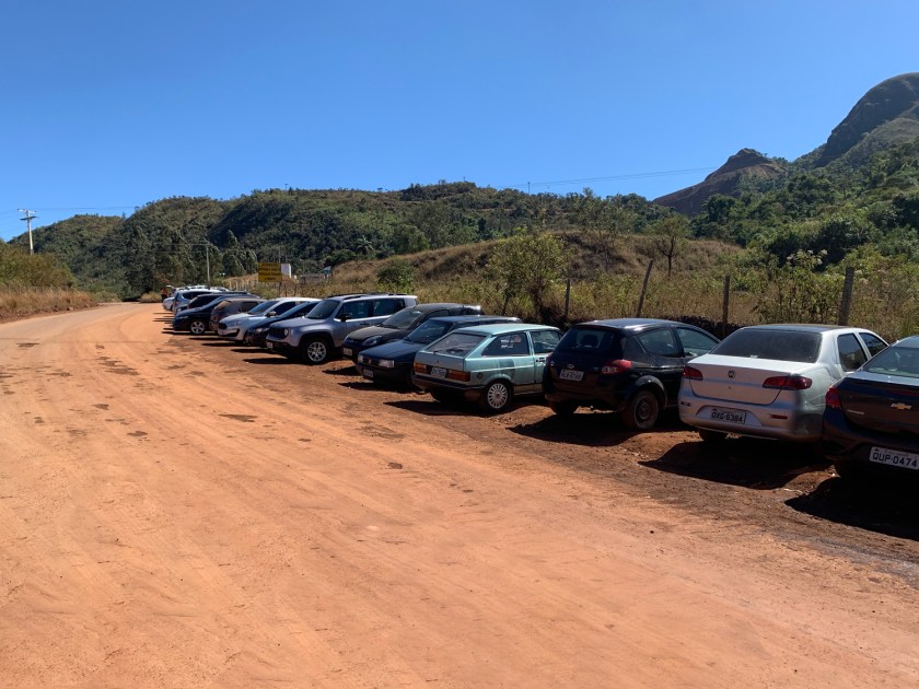 Carros estacionamentos no encostamento