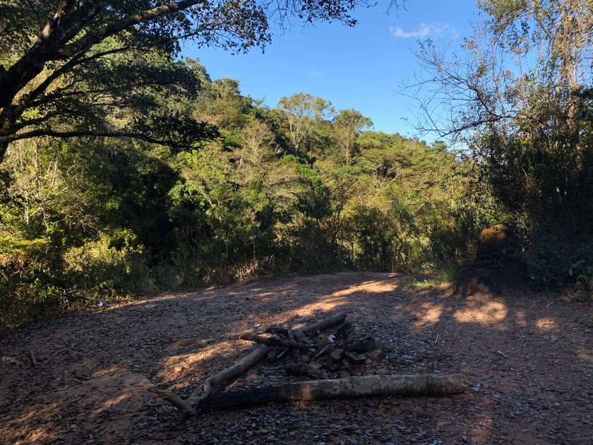 Clareira com fogueira e mirante