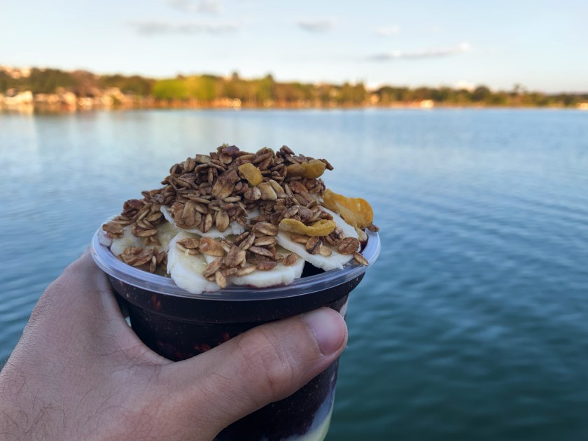 Um açaí para esperar o pôr-do-sol