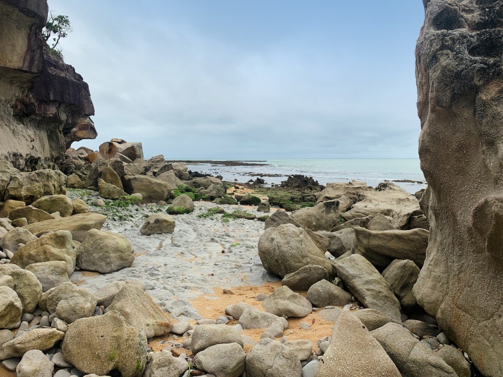Pedras caídas das falésias