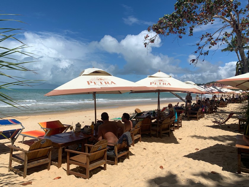 As barracas se concentram no começo da praia