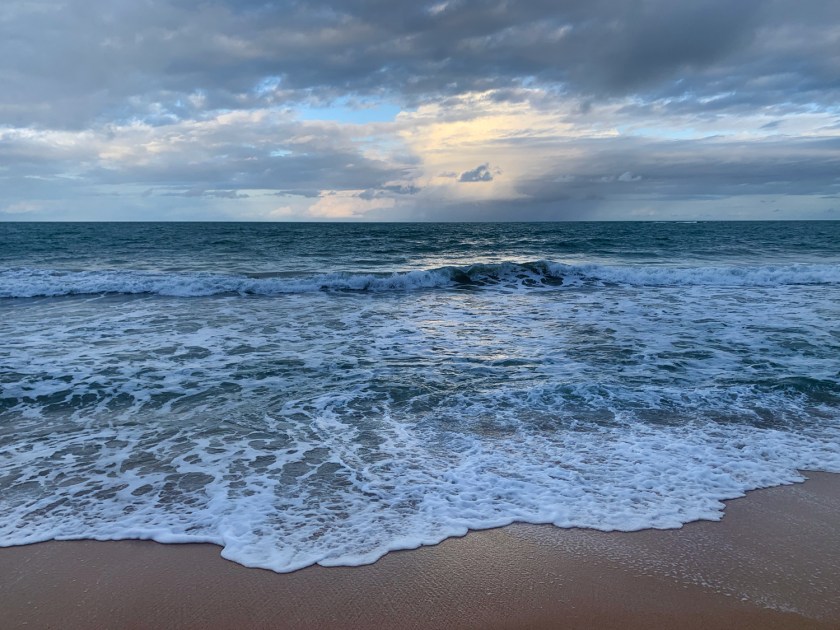 Praia em dia de chuva