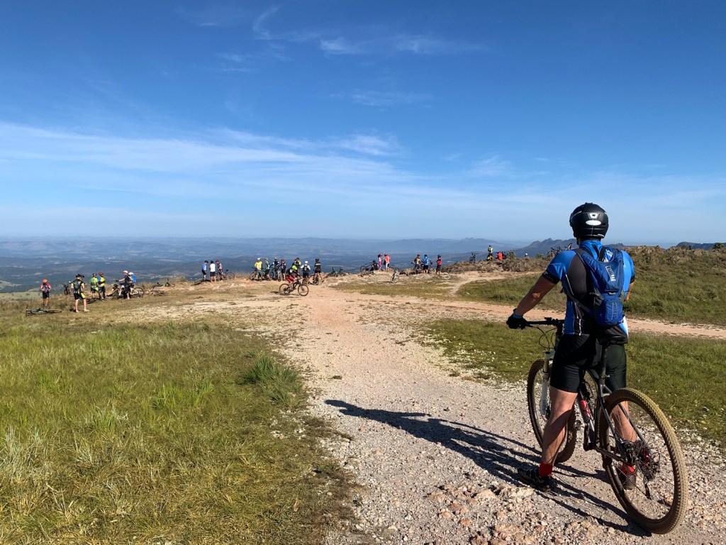 Ciclistas se concentram no mirante
