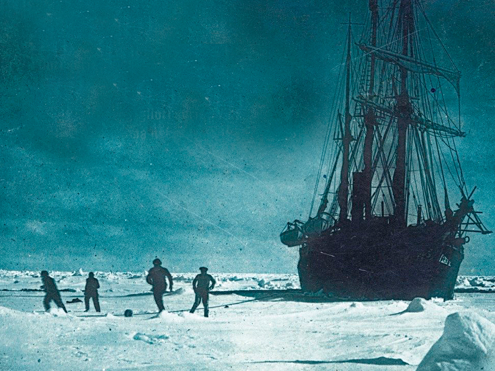 Barco preso no gelo