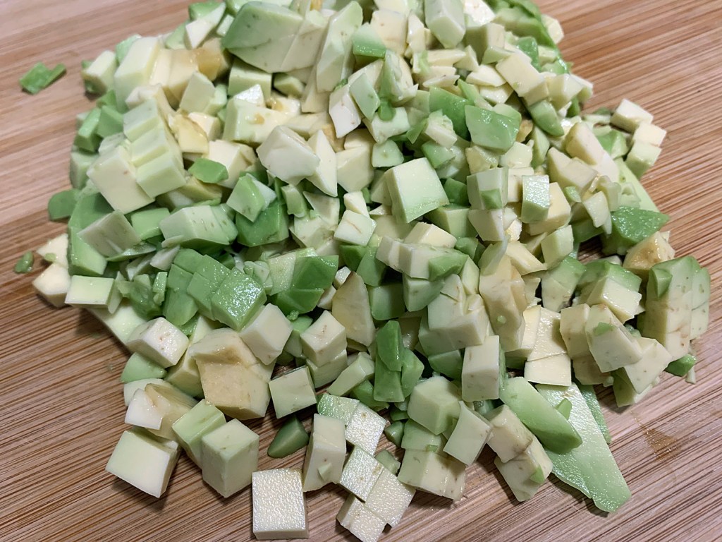 Abacate cortado em cubos pequenos
