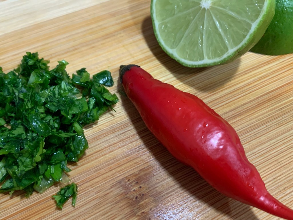 Limão, coentro e pimenta dedo-de-moça