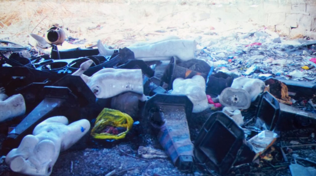 Bebê descartado no lixo