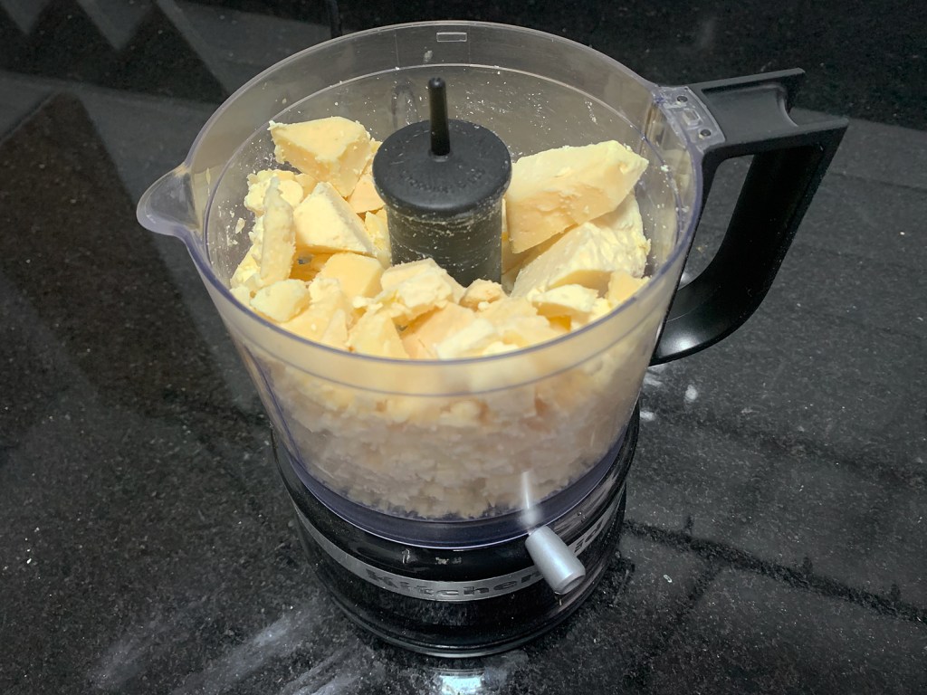 Ralar o queijo grosseiramente