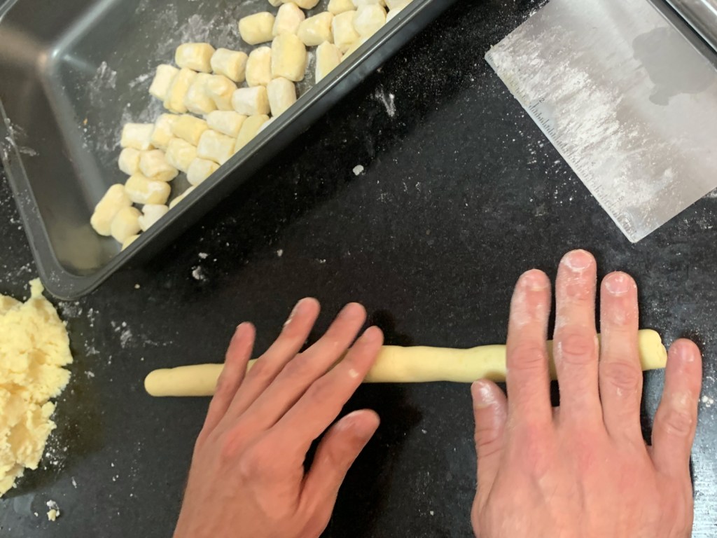 Use as mãos para abrir a massa