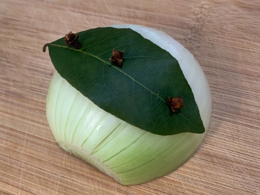Cebola, louro e cravo