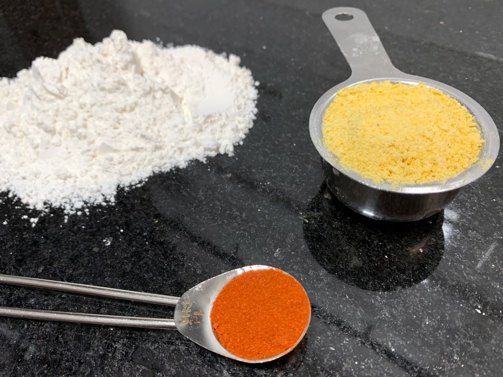 Farinha de trigo, farinha de milho e páprica defumada