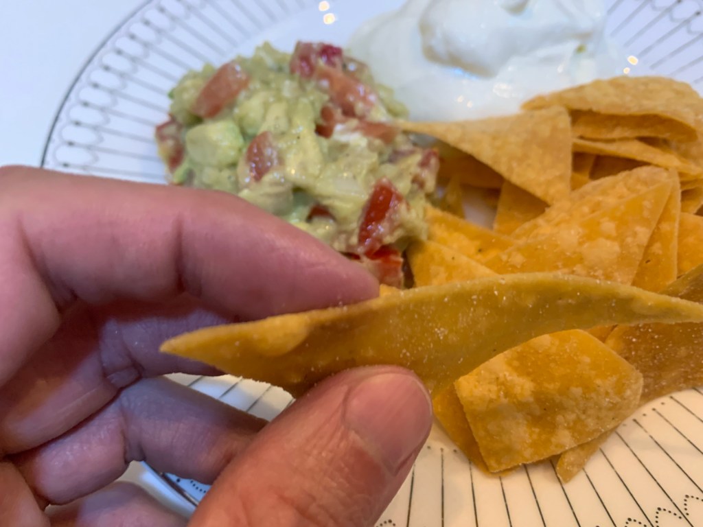 Entrada de totopos, guacamole e creme azedo