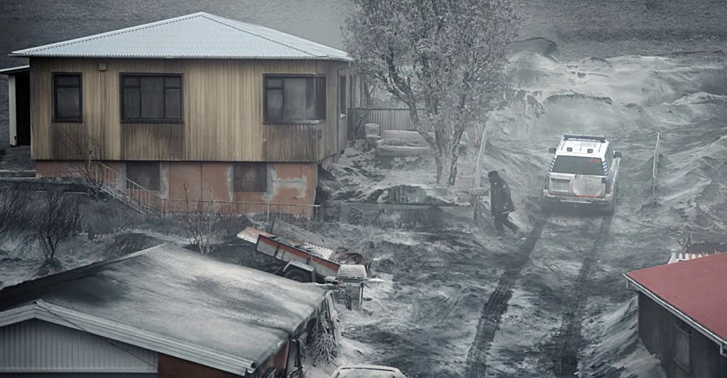 Cidade coberta de cinzas e neve