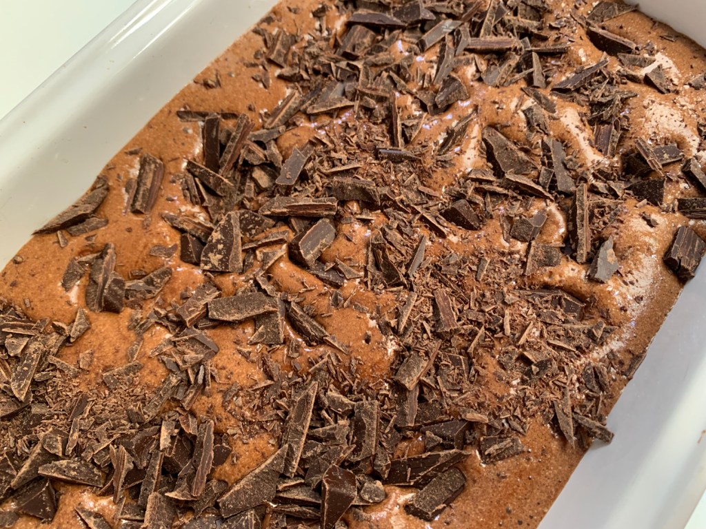 Finalizar com chocolate picadinho