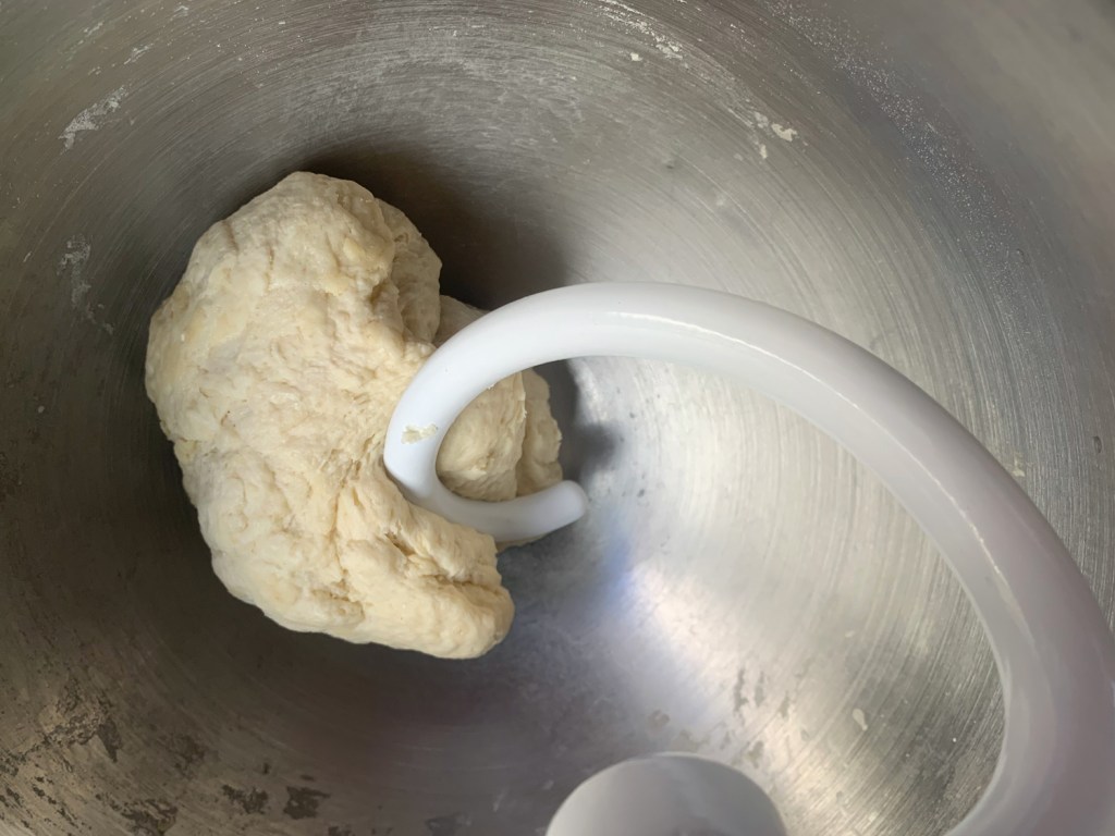 A batedeira faz a sova da massa