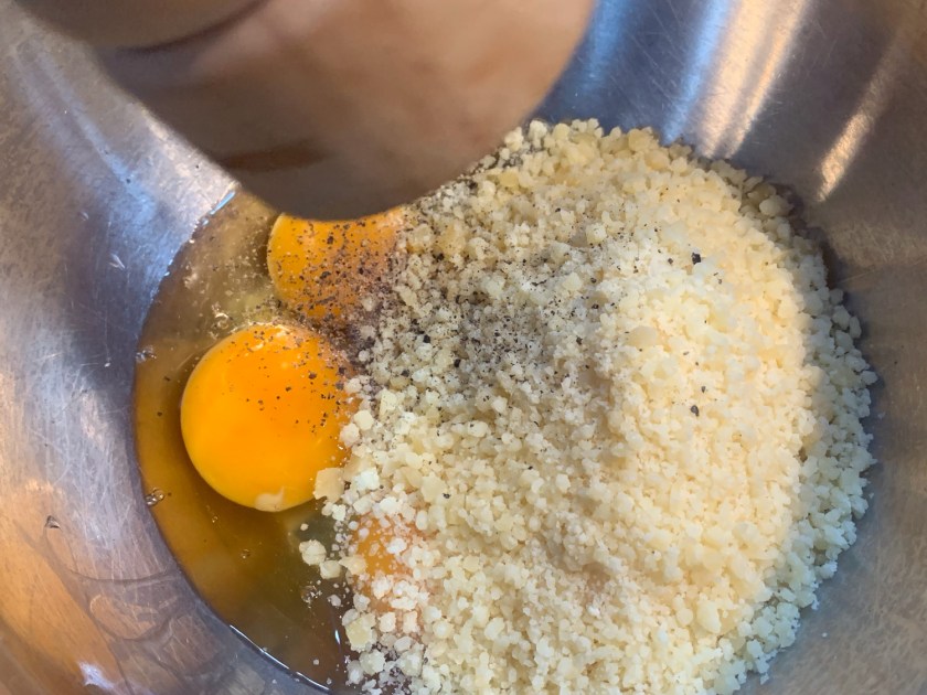 Ovos, queijo e pimenta-do-reino