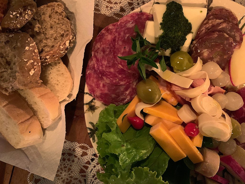 Frios da charcutaria da serra, queijos da região e cesta de pães