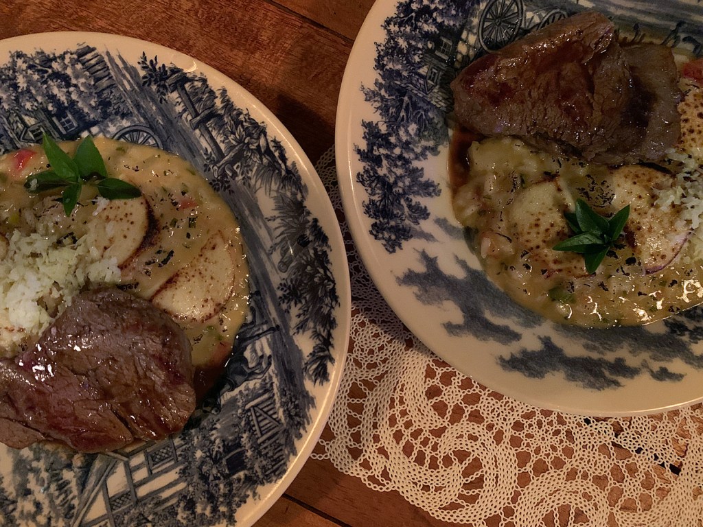 Risoto de abacaxi com queijo provolone e escalope de filé mignon