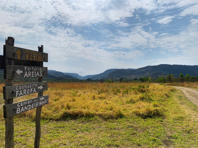 Estrada com a montanhas ao fundo