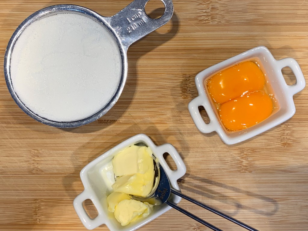 Açúcar, gemas e manteiga