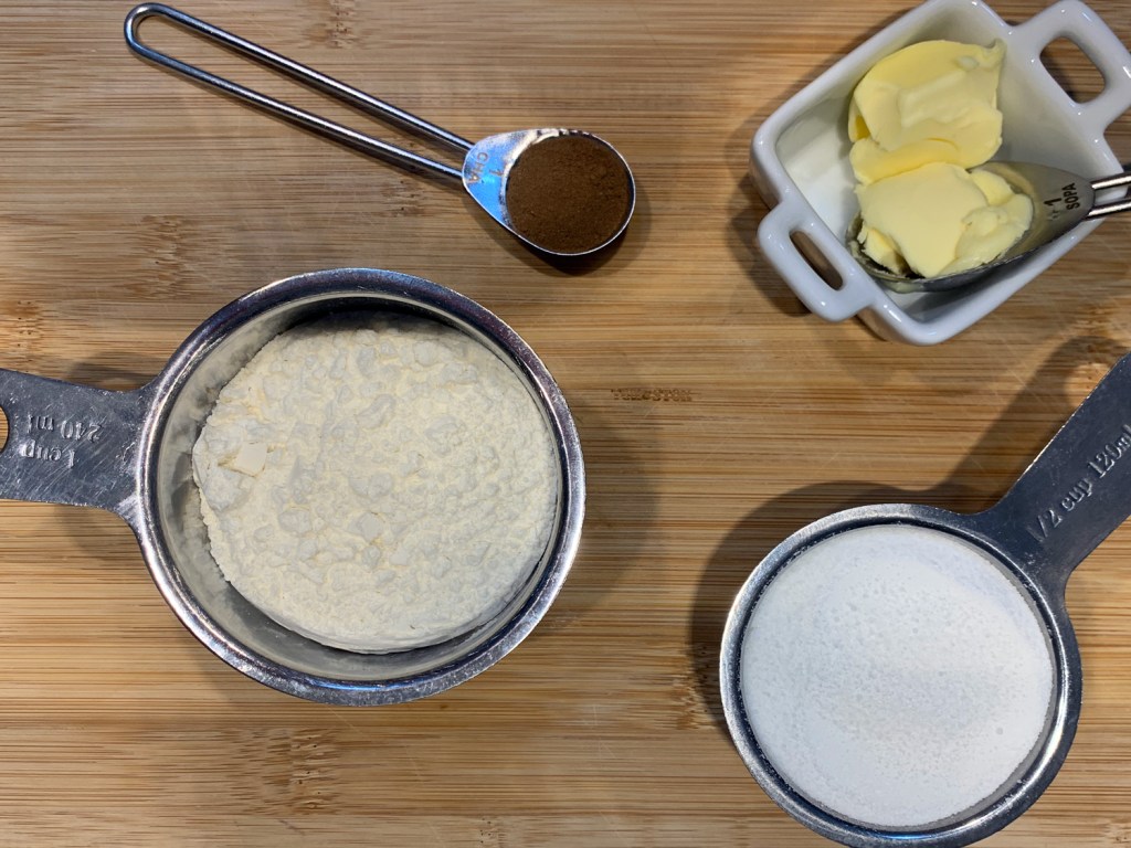 Açúcar, farinha de trigo, manteiga e canela