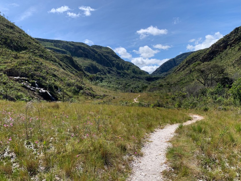 Trilha entre montanhas