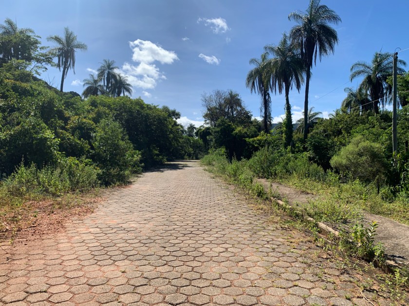 Estrada com calçamento