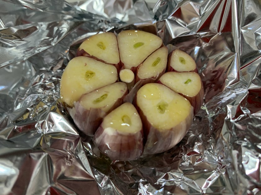 Alho assado no papel alumínio