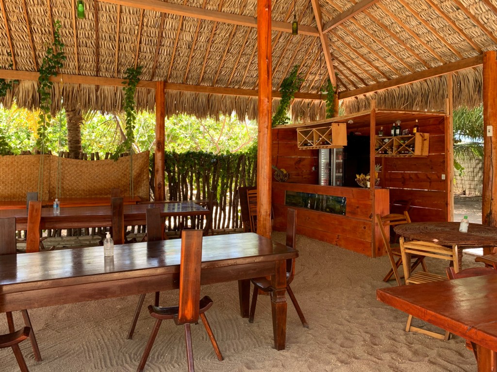 Bar com pé na areia